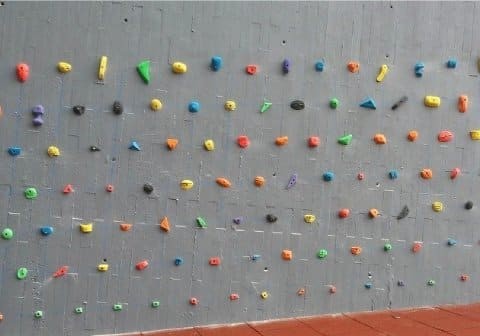 Installation de prises d'escalade sur un mur en béton